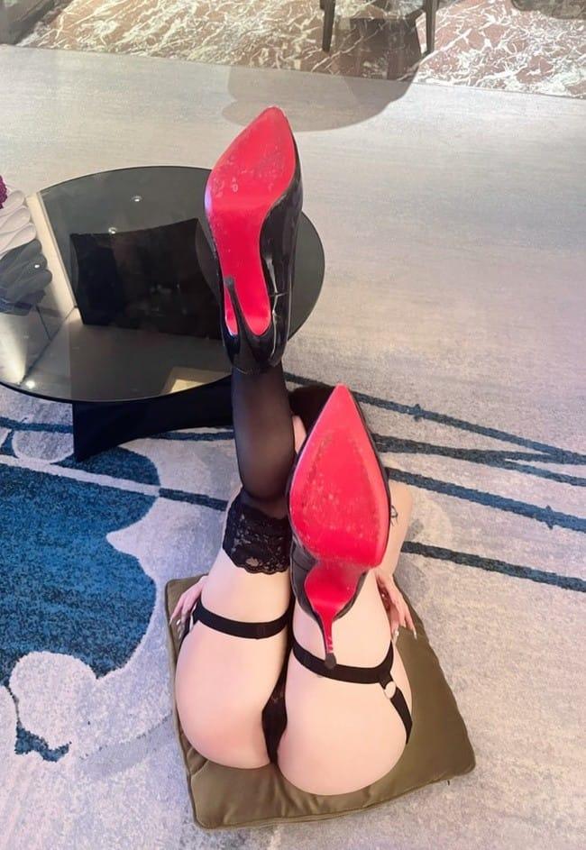 [微密圈]小喵咪ck –黑丝躲猫猫[23P-121MB]