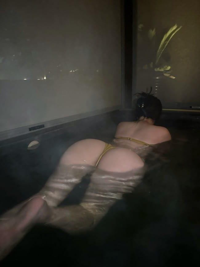 [微密圈]奶宝妹纸 –夜晚的泳池 [24P10V-464MB]