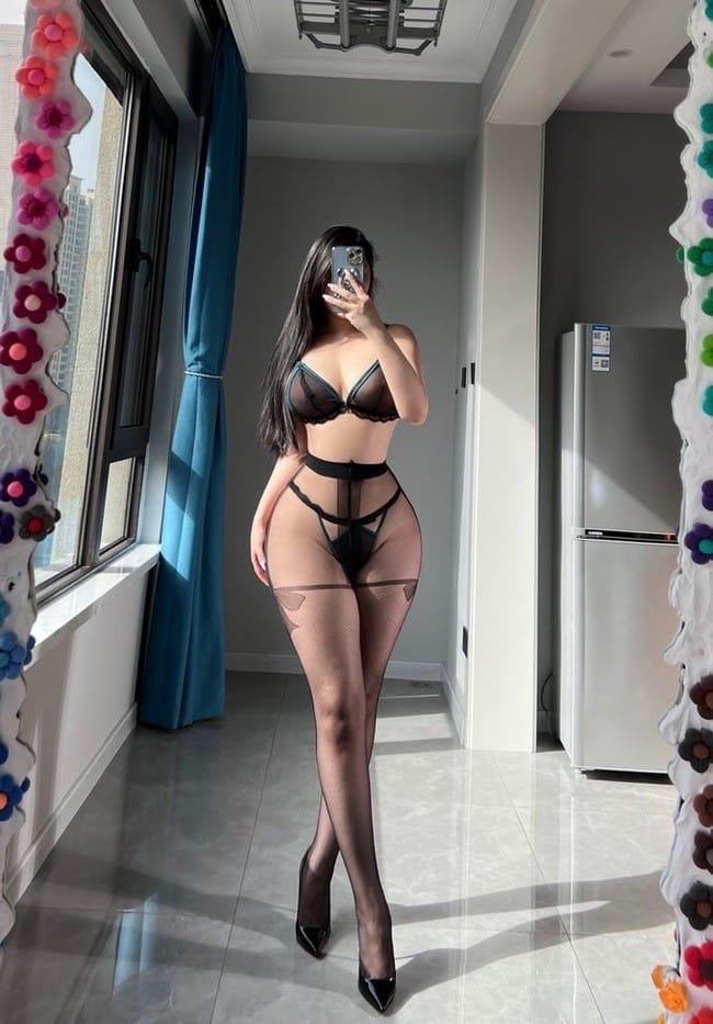 [微密圈]120斤的小王同学 –蝴蝶结黑丝[50P13V-528MB]