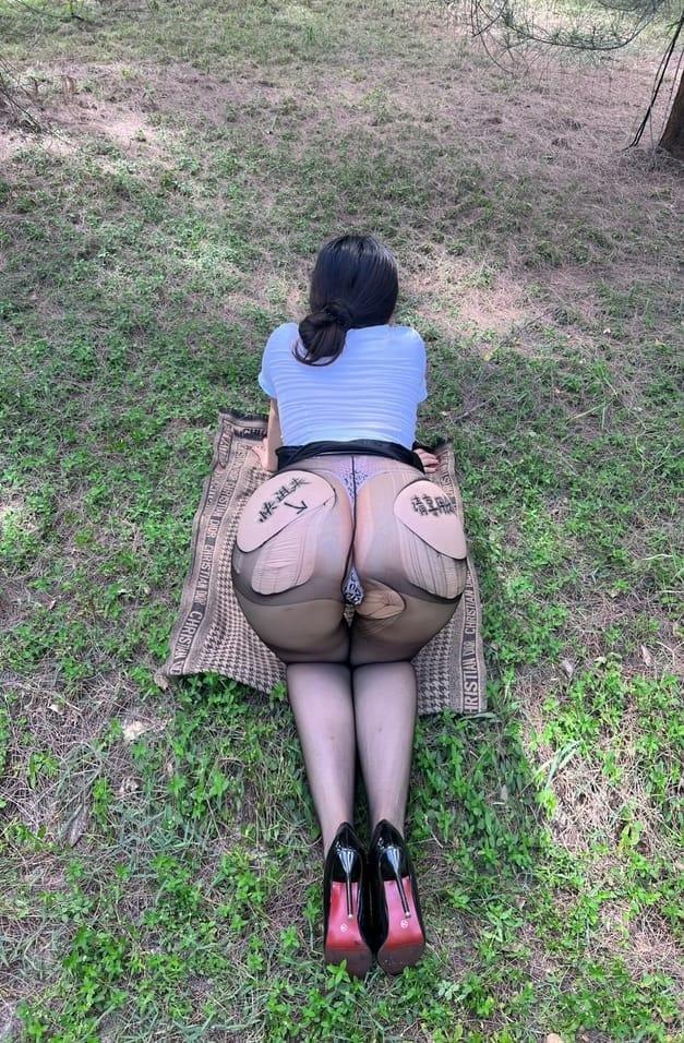 [微密圈]迷人的五姨太 –制服OL的户外诱惑 [30P-198M]